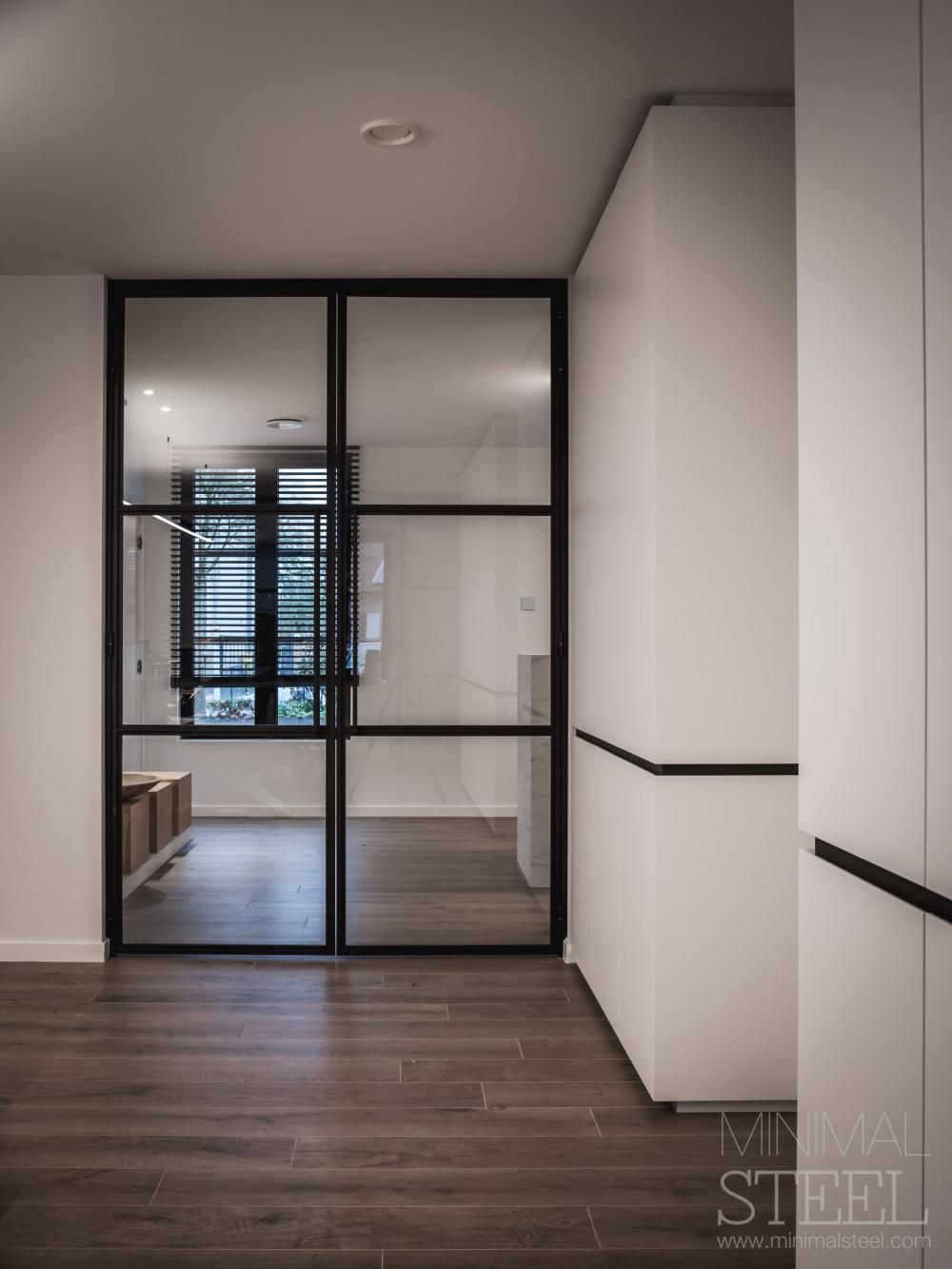 Stalen deuren in kantoor interieur